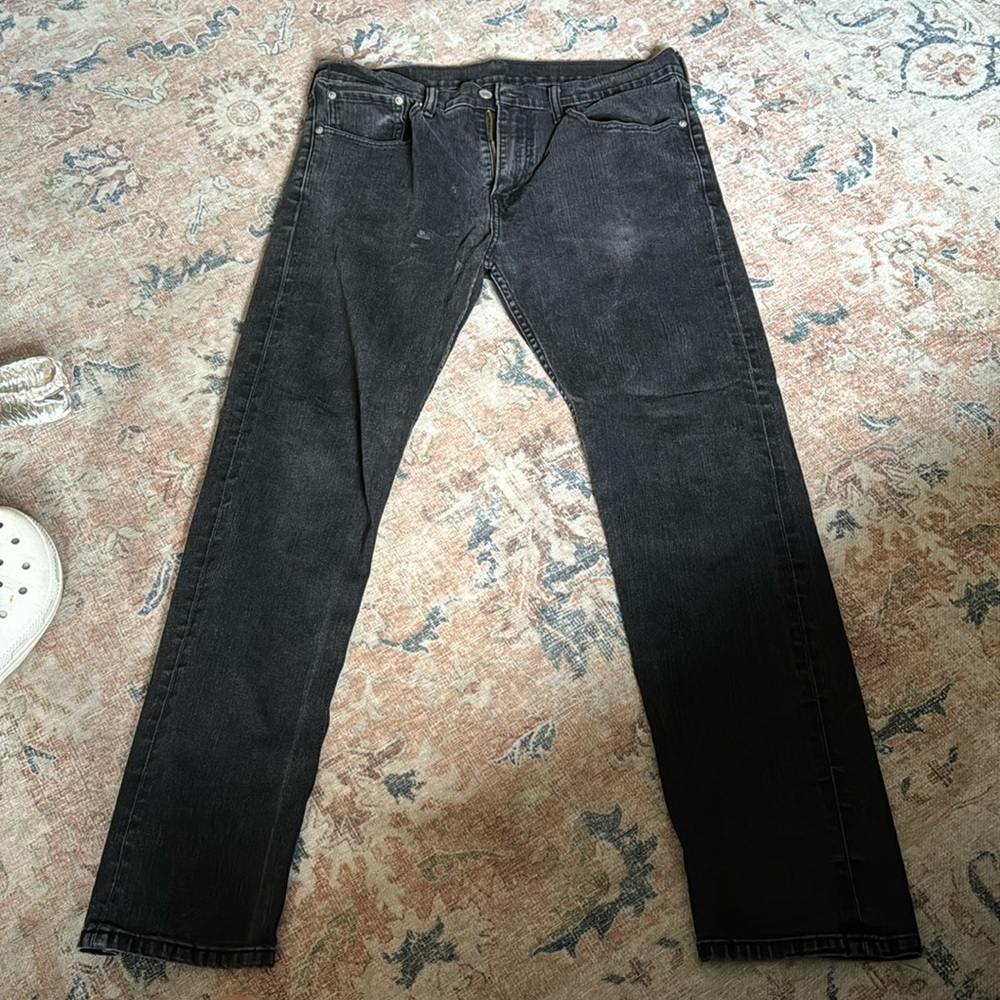 Men’s Levi’s straight legged black jeans